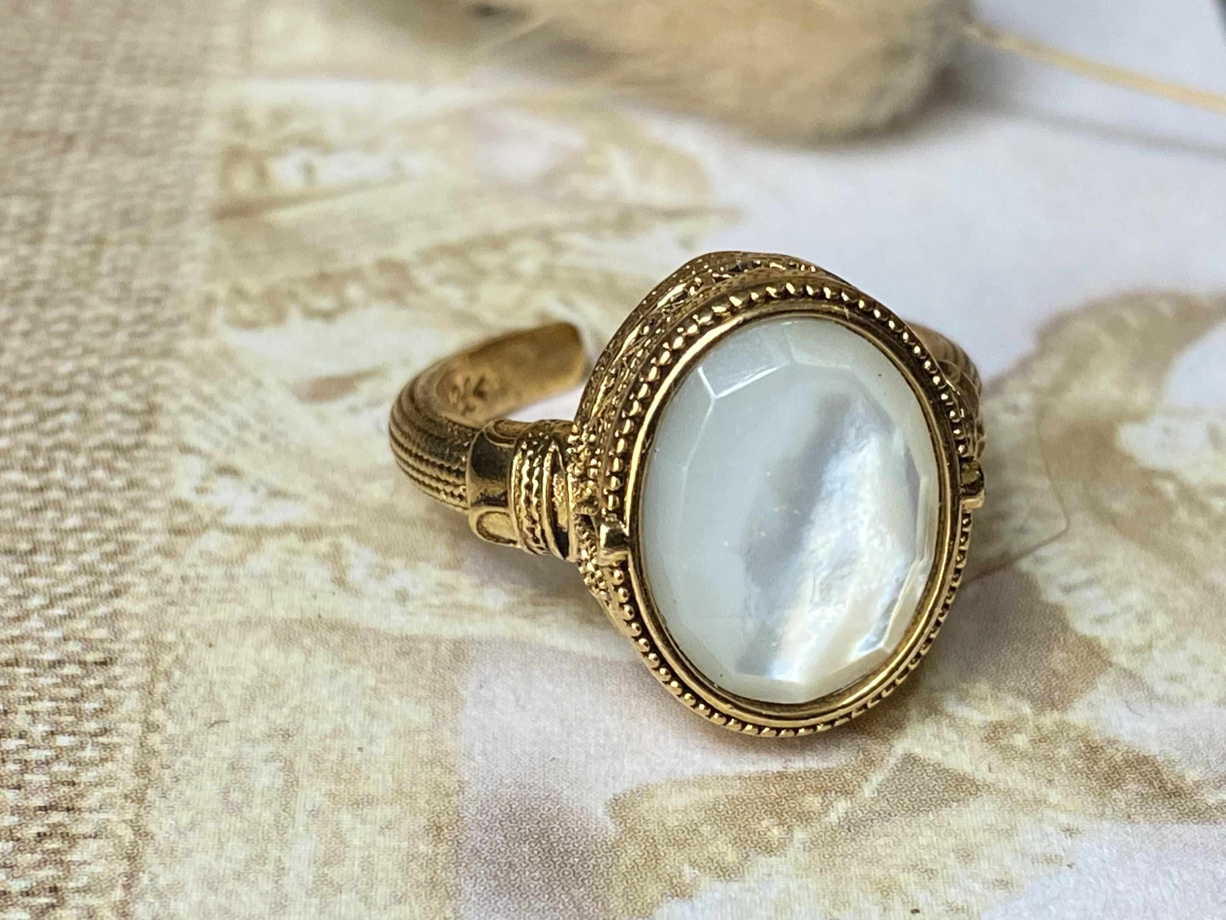 Bague dorée nacre blanche - Dolita marques de bijoux fantaisie français
