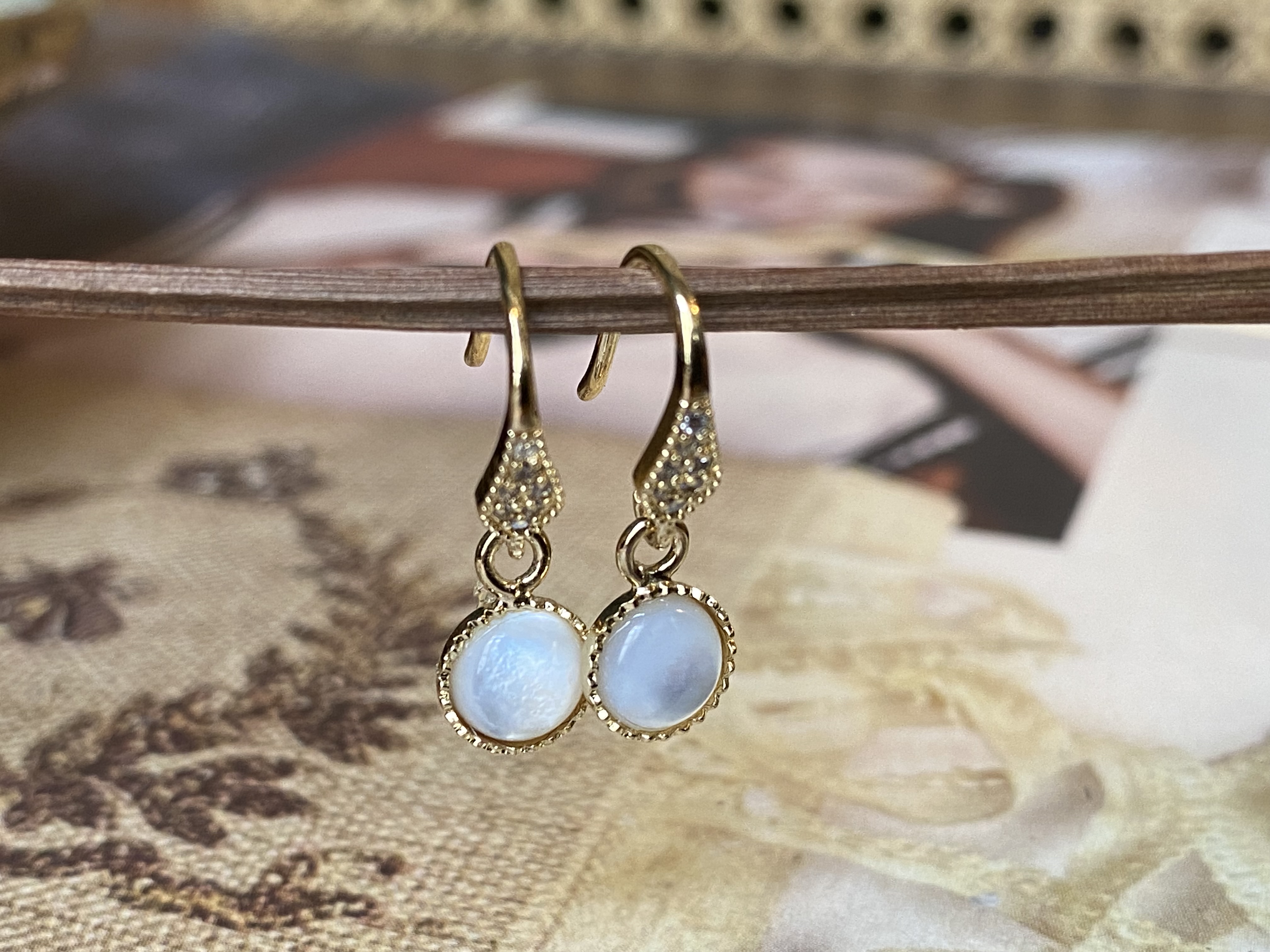 Boucles d'oreilles en nacre blanche - Dolita select store de bijoux  fantaisie