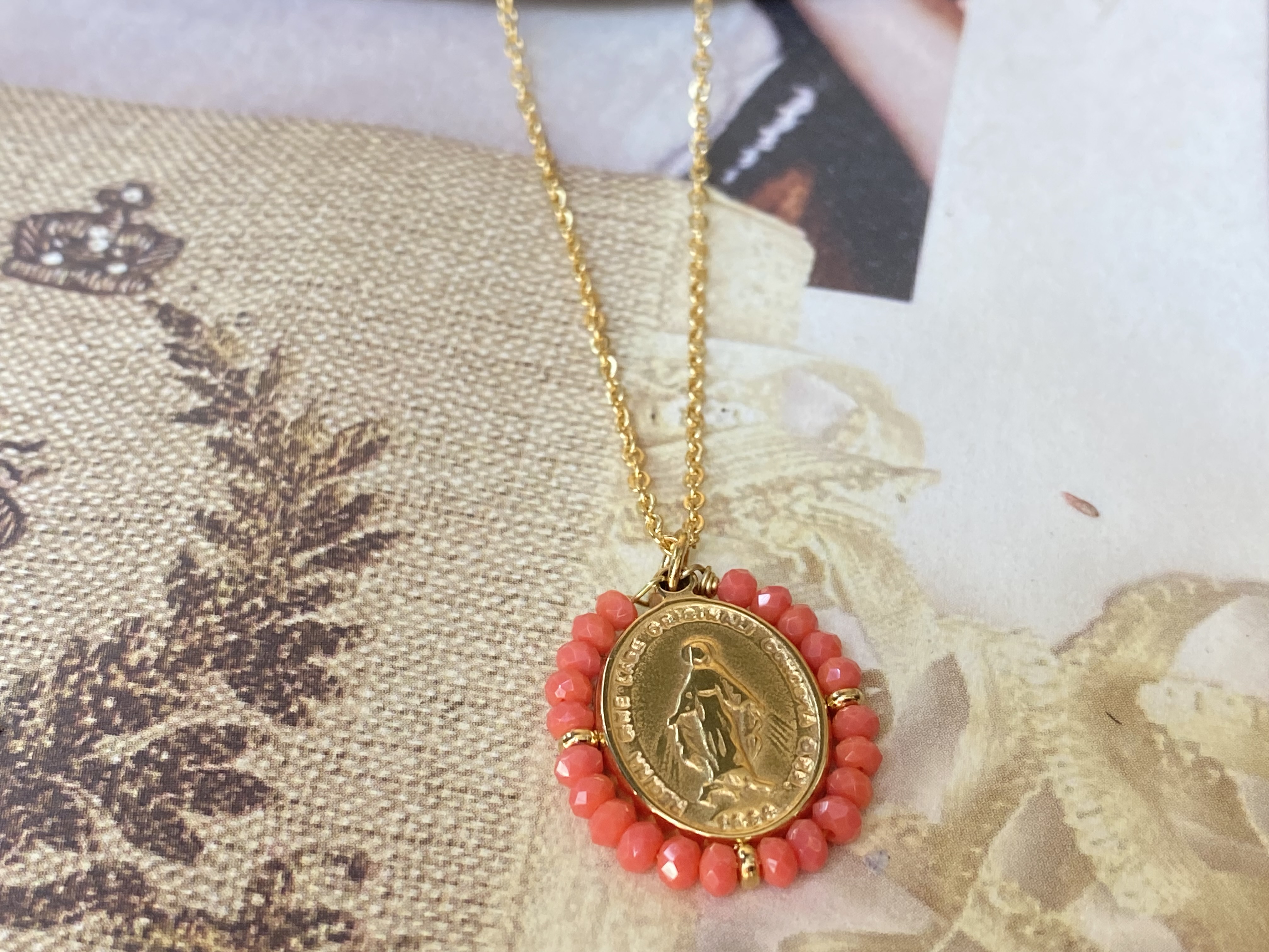 Collier médaille rose corail ovale - Dolita select store de bijoux fantaisie