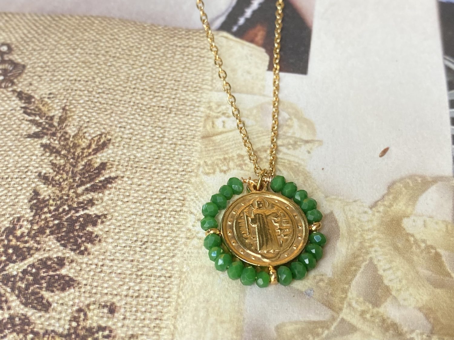 Collier médaille ronde verte - Dolita select store de bijoux fantaisie
