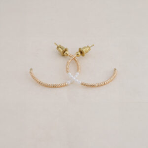 Boucles d'oreilles dorées tendances Tess By Garance avec perles de culture et perles Miyuki sur demi-créole
